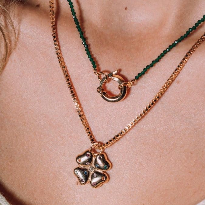 lemavie com br colar corrente com trevo cravejado com zirconias coloridas no banho de ouro 18k 43cm a 51cm 1