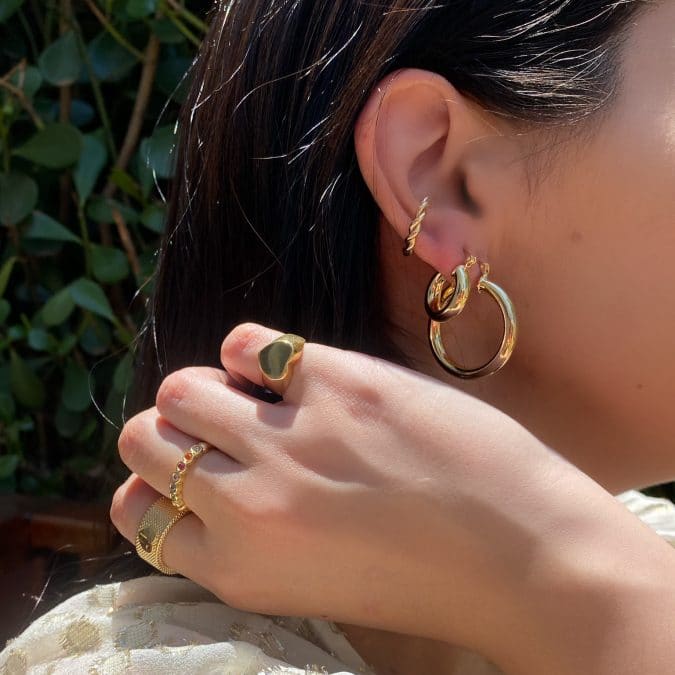 lemavie com br anel textura coracao com detalhe de zirconia rubi no banho 18k